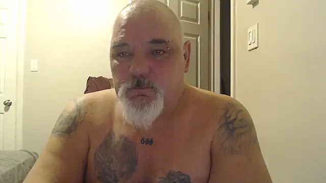 Newfiesausage1972 online show from March 2025 09:44:02 AM