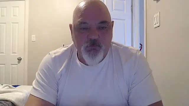 Newfiesausage1972 online show from March 2025 01:26:02 PM