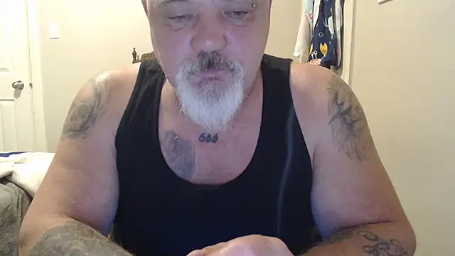 Newfiesausage1972 online show from March 2025 03:02:02 PM