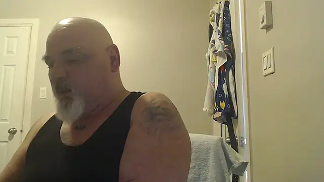 Newfiesausage1972 online show from March 2025 08:08:01 PM