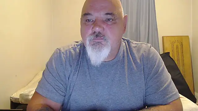 Newfiesausage1972 online show from September 2025 11:43:01 AM