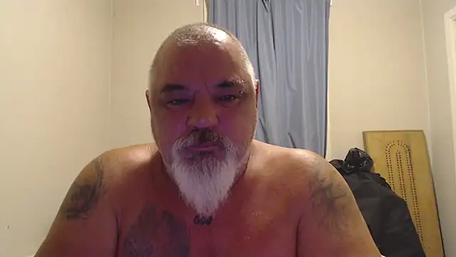 Newfiesausage1972 online show from October 2025 07:27:01 AM