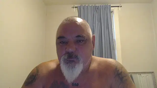 Newfiesausage1972 online show from October 2025 12:23:01 PM