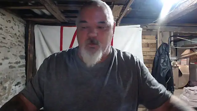 Newfiesausage1972 online show from November 2025 09:14:02 AM