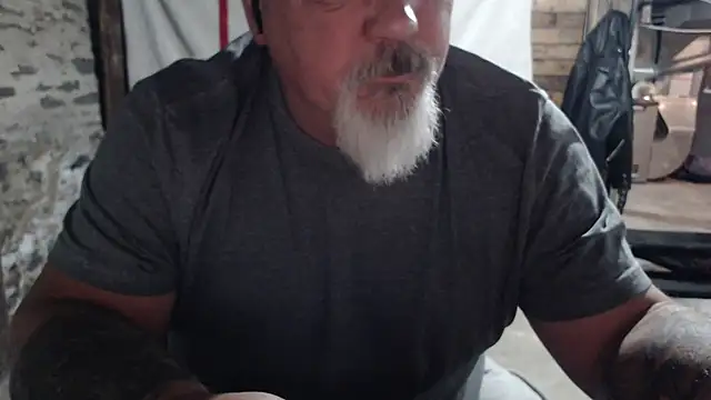 Newfiesausage1972 online show from November 2025 10:37:02 AM