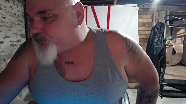 Newfiesausage1972 online show from November 2025 12:05:02 PM