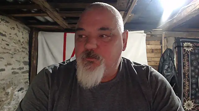 Newfiesausage1972 online show from December 2025 11:24:01 PM