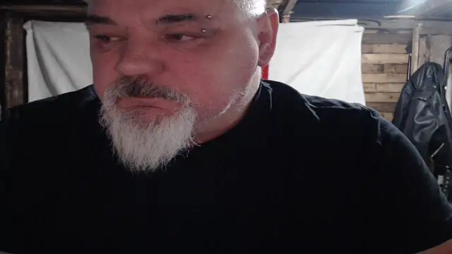 Newfiesausage1972 online show from December 2025 12:34:02 PM