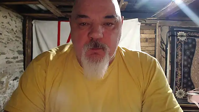 Newfiesausage1972 online show from January 2026 07:56:02 AM