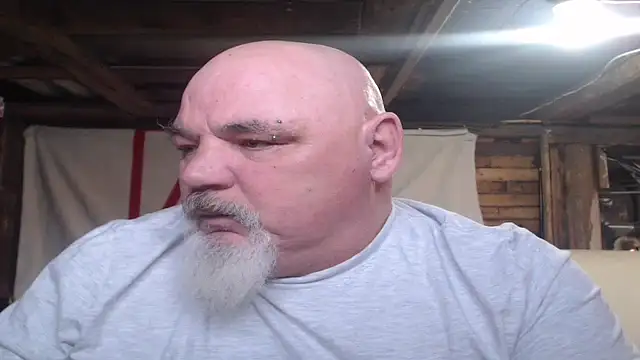 Newfiesausage1972 online show from February 2026 09:32:02 PM