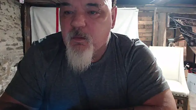 Newfiesausage1972 online show from February 2026 09:27:02 AM