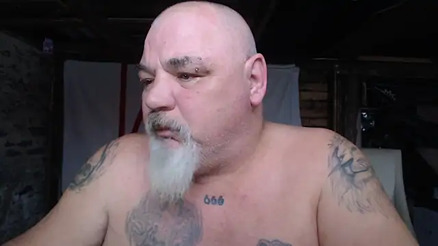 Newfiesausage1972 online show from February 2026 07:36:02 PM