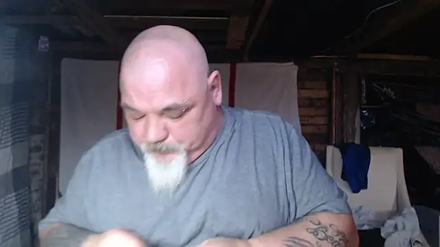 Newfiesausage1972 online show from February 2026 10:32:02 PM