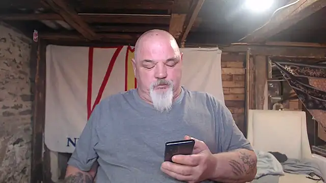 Newfiesausage1972 online show from March 2026 01:28:01 PM