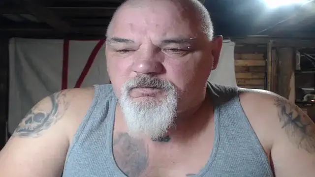 Newfiesausage1972 online show from March 2026 09:04:01 AM