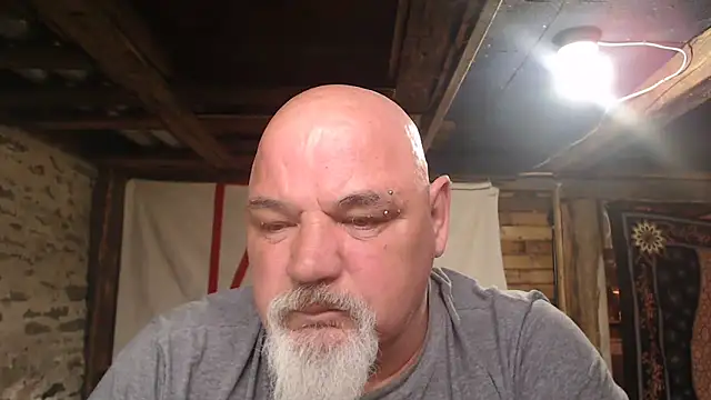 Newfiesausage1972 online show from April 2026 10:36:02 PM
