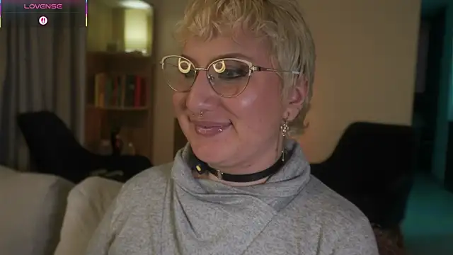 Snapshot of Ximenna_Cruz chatting on December 2025 08:40:01 PM Ximenna Cruz online show from December 2025 08:40:01 PM