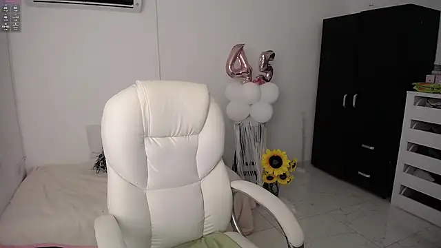 Snapshot of ana_milf chatting on January 2025 01:04:02 PM ana milf online show from January 2025 01:04:02 PM