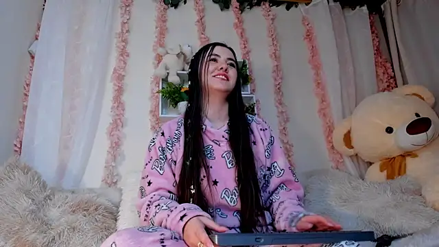 Idara and Edahi01 online show from November 2025 05:17:01 AM