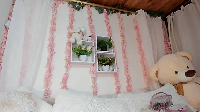 Idara and Edahi01 online show from November 2025 03:44:01 PM