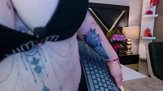 Snapshot of AmaraVelmet chatting on November 2025 01:33:02 PM AmaraVelmet online show from November 2025 01:33:02 PM