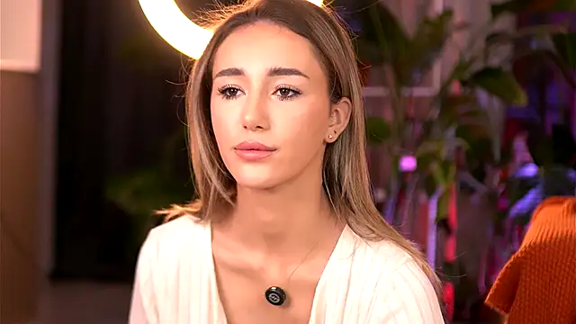 Snapshot of EmilyRaymont chatting on November 2025 04:48:02 AM EmilyRaymont online show from November 2025 04:48:02 AM