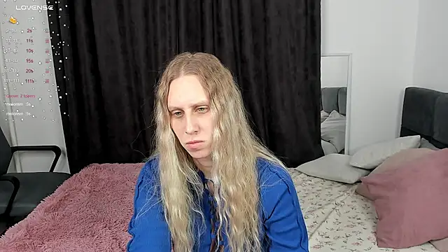 Snapshot of miissblonde chatting on February 2025 02:04:01 AM miissblonde online show from February 2025 02:04:01 AM