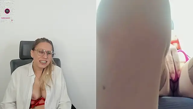 Snapshot of miissblonde chatting on March 2025 09:27:01 AM miissblonde online show from March 2025 09:27:01 AM