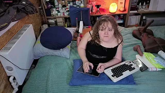 Snapshot of MiniNatalie chatting on November 2025 06:02:01 AM MiniNatalie online show from November 2025 06:02:01 AM