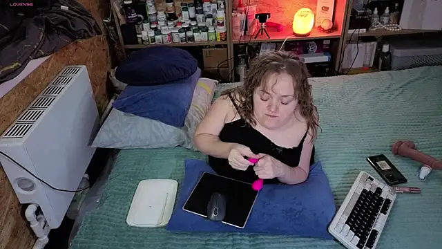 Snapshot of MiniNatalie chatting on November 2025 11:33:02 AM MiniNatalie online show from November 2025 11:33:02 AM