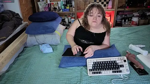 Snapshot of MiniNatalie chatting on November 2025 10:41:02 AM MiniNatalie online show from November 2025 10:41:02 AM