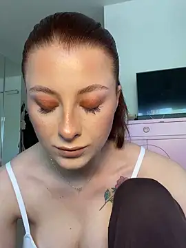 Mia-Minou online show from April 2026 07:11:01 AM