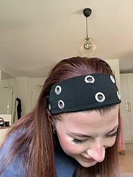 Snapshot of Mia-Minou chatting on May 2026 10:00:01 AM Mia-Minou online show from May 2026 10:00:01 AM