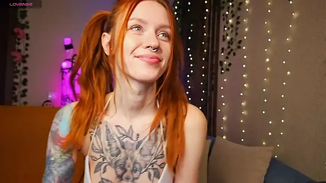 Snapshot of _SweetFox_ chatting on November 2025 02:32:01 AM SweetFox online show from November 2025 02:32:01 AM