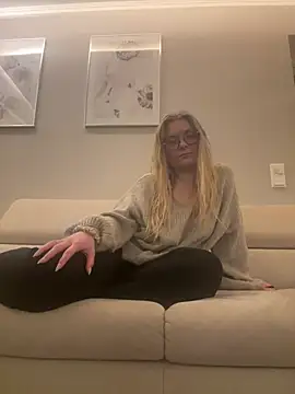 Curvyloveandhim online show from July 2026 11:24:02 PM