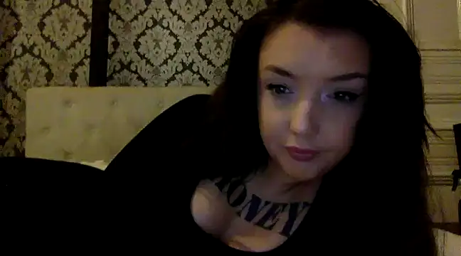 Snapshot of LucyLuxee19 chatting on December 2024 03:58:01 PM LucyLuxee19 online show from December 2024 03:58:01 PM