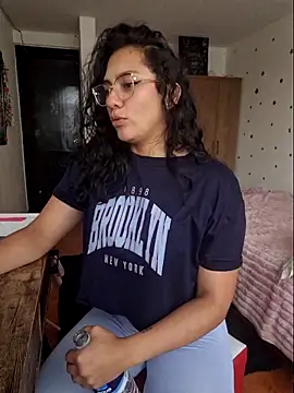 Thaliacooper  online show from November 2025 05:57:01 PM