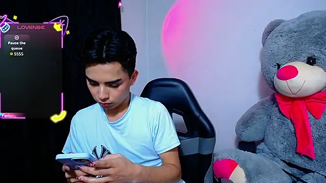 OwenBluee online show from April 2026 02:11:01 AM