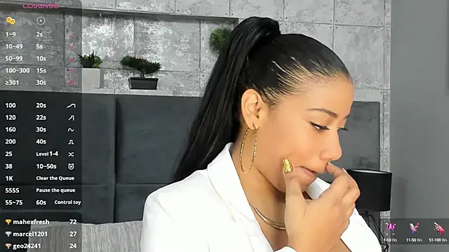 Salome Diaz  online show from February 2025 01:28:01 PM