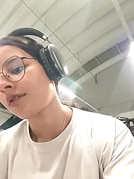 Snapshot of _vaness chatting on December 2024 06:19:02 AM  vaness online show from December 2024 06:19:02 AM