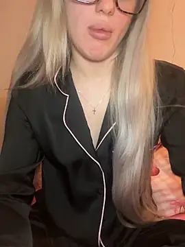 Snapshot of Holly-Glamour chatting on February 2026 01:22:02 AM Holly-Glamour online show from February 2026 01:22:02 AM