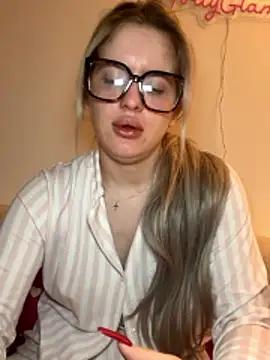 Snapshot of Holly-Glamour chatting on February 2026 02:29:02 AM Holly-Glamour online show from February 2026 02:29:02 AM