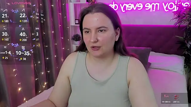 Snapshot of FeralPeach chatting on April 2026 06:55:02 AM FeralPeach online show from April 2026 06:55:02 AM