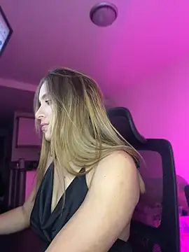 Agnescruzz online show from May 2026 08:32:01 PM