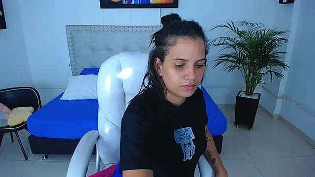 Snapshot of Chiqui_milk_ chatting on February 2025 02:20:01 AM Chiqui milk online show from February 2025 02:20:01 AM