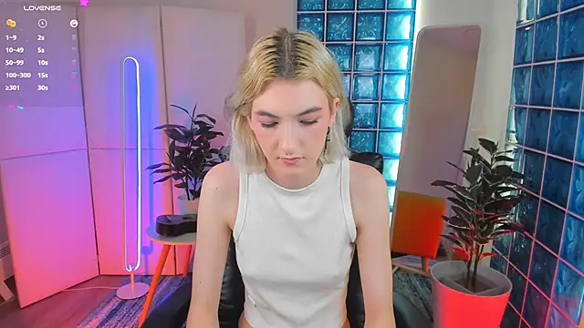 Snapshot of Mia_Cheers chatting on January 2025 04:52:01 PM Mia Cheers online show from January 2025 04:52:01 PM