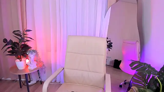 Snapshot of Mia_Cheers chatting on February 2025 01:33:01 PM Mia Cheers online show from February 2025 01:33:01 PM