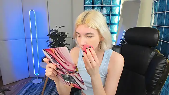 Snapshot of Mia_Cheers chatting on March 2025 01:48:01 PM Mia Cheers online show from March 2025 01:48:01 PM