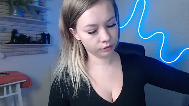 Snapshot of holly_xglam chatting on December 2024 03:18:02 AM holly xglam online show from December 2024 03:18:02 AM