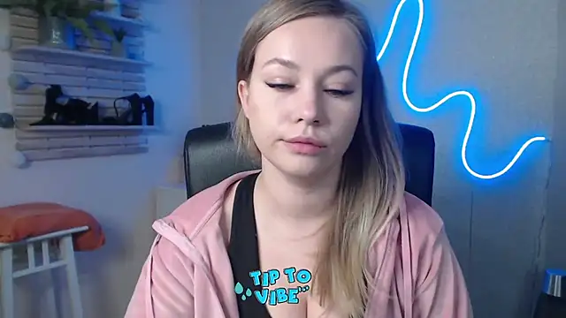 Snapshot of holly_xglam chatting on December 2024 08:23:02 PM holly xglam online show from December 2024 08:23:02 PM